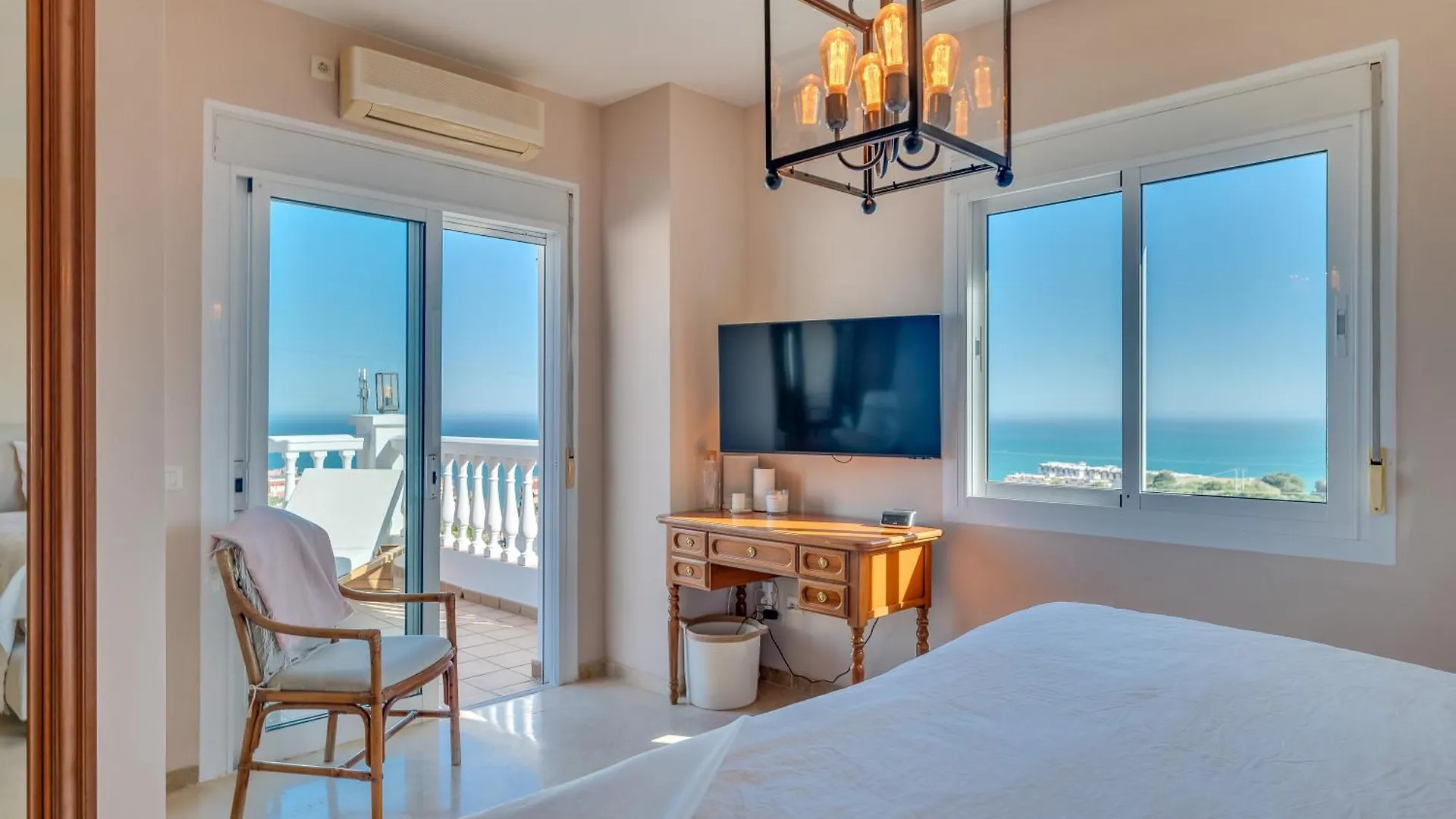 Villa With Sea Views & Heated Pool Benalmadena